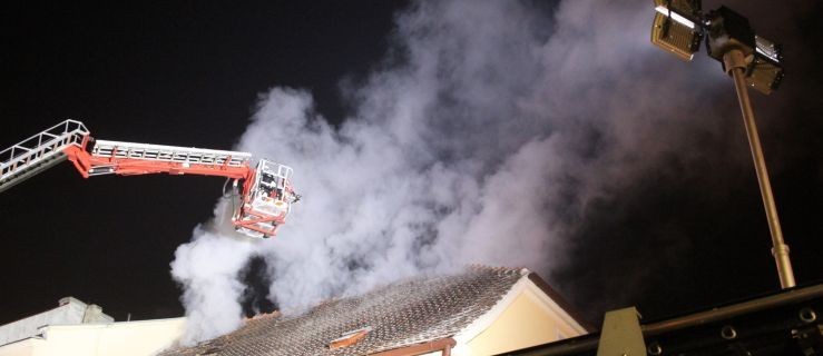 Wieczorny pożar kamienicy w centrum miasta. Ewakuowano mieszkańców [WIDEO] - Zdjęcie główne