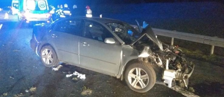 Groźny wypadek na A2. Mazda uderzyła w barierki ochronne. Po wyjściu z auta, kobietę potrącił nadjeżdżający samochód - Zdjęcie główne
