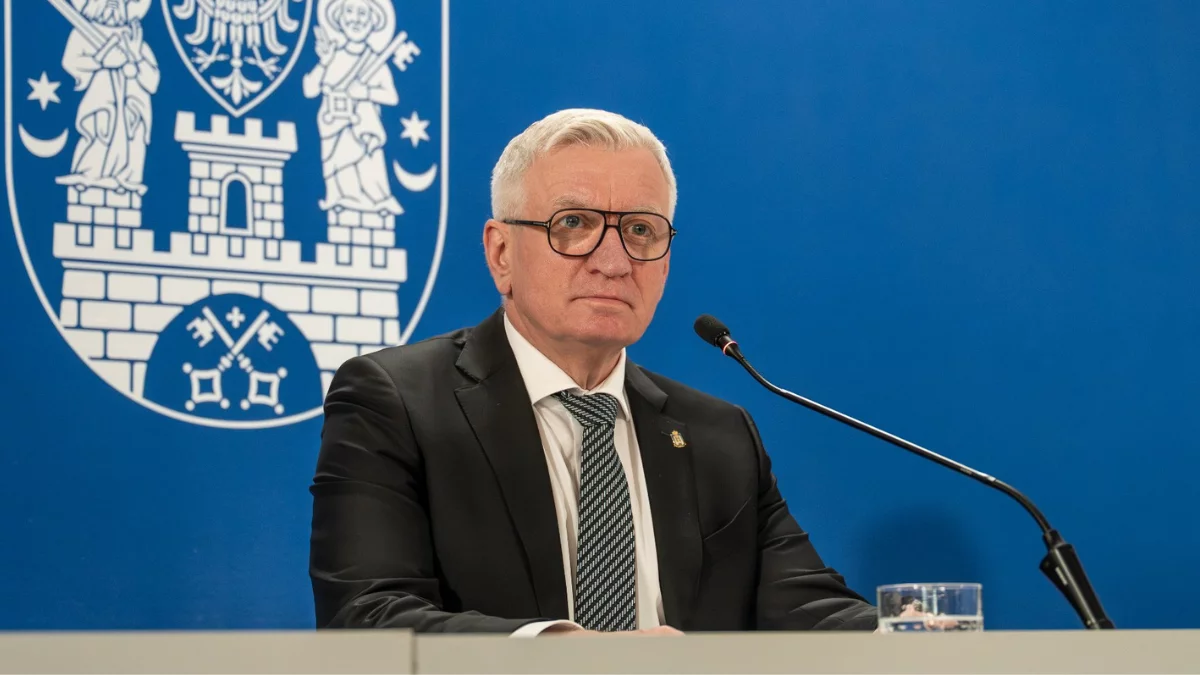 Awantura na sesji absolutoryjnej w Poznaniu. Jacka Jaśkowiaka obrzucono ciastem