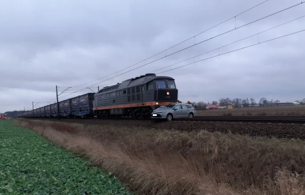 Zderzenie samochodu z lokomotywą na niestrzeżonym przejeździe kolejowym w Szczurawicach - Zdjęcie główne