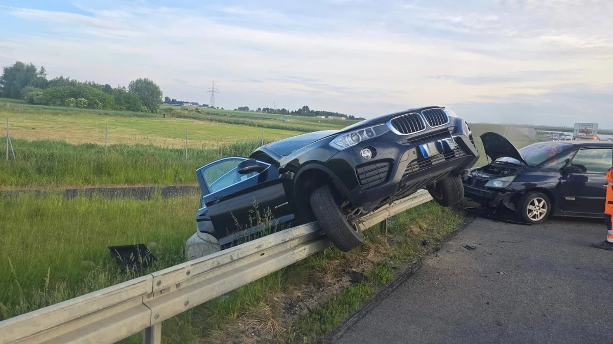 BMW wypadło z drogi i zawisło na barierce. Groźne zdarzenie na S5