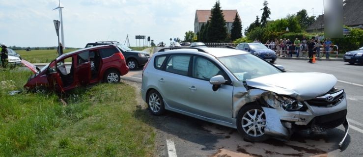 Cztery osoby poszkodowane w zderzeniu dwóch osobówek na drodze wojewódzkiej - Zdjęcie główne