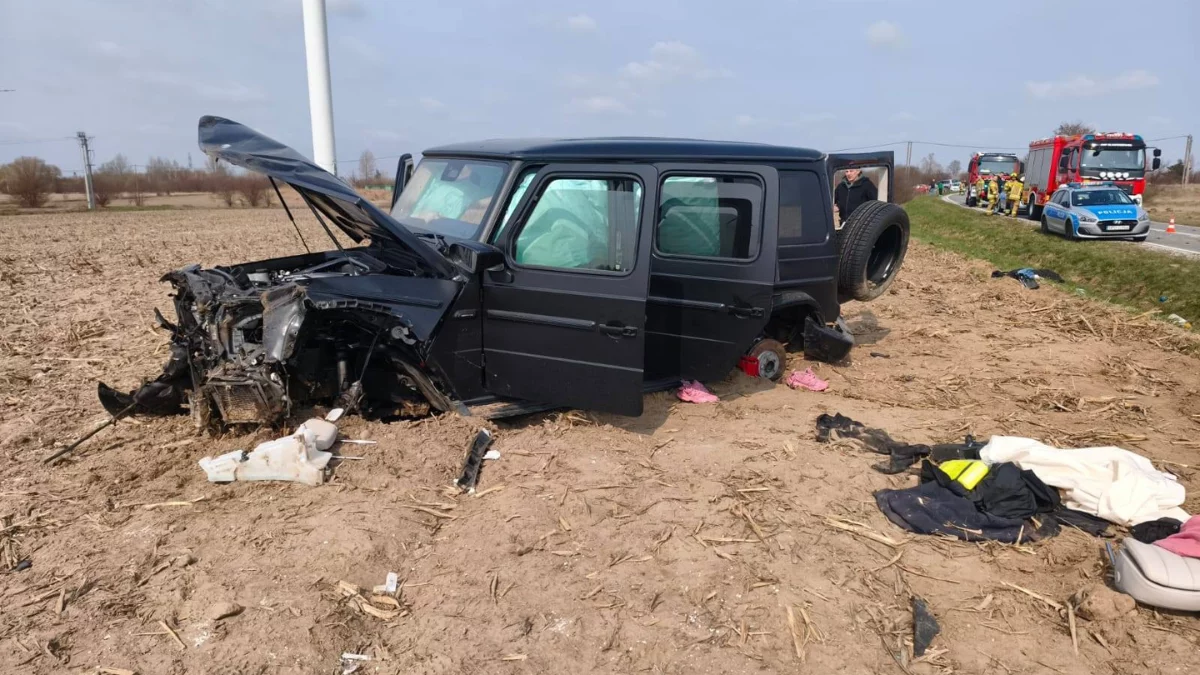 Groźny wypadek na drodze wojewódzkiej. Z Mercedesa wyrwało koła, lądował śmigłowiec