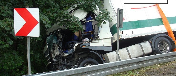 Zderzenie dwóch tirów. Ciężarówka wjechała do rowu  - Zdjęcie główne