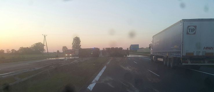 Autostrada A2 zablokowana w obu kierunkach. Przewróciła się ciężarówka  - Zdjęcie główne