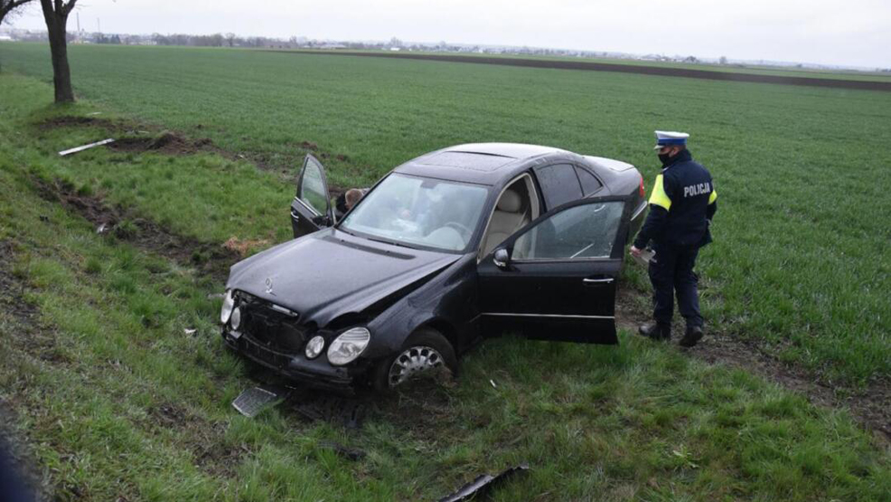 Kobieta „za kółkiem” mercedesa dachowała w rowie. Kolizja pod Kościanem - Zdjęcie główne