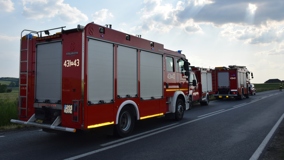 Groźny pożar w odlewni żeliwa w Dobramyśli. Na pomoc wyruszyli strażacy z kilku powiatów - Zdjęcie główne