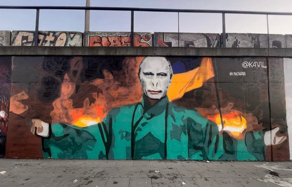 Nowy mural na Wildzie w Poznaniu. Nawiązuje do wojny na Ukrainie i książek o Harrym Potterze - Zdjęcie główne
