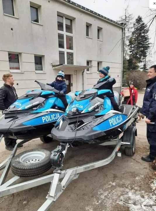 Policjanci z Komisariatu Wodnego Policji w Poznaniu odwiedzili dzieci i młodzież - Zdjęcie główne