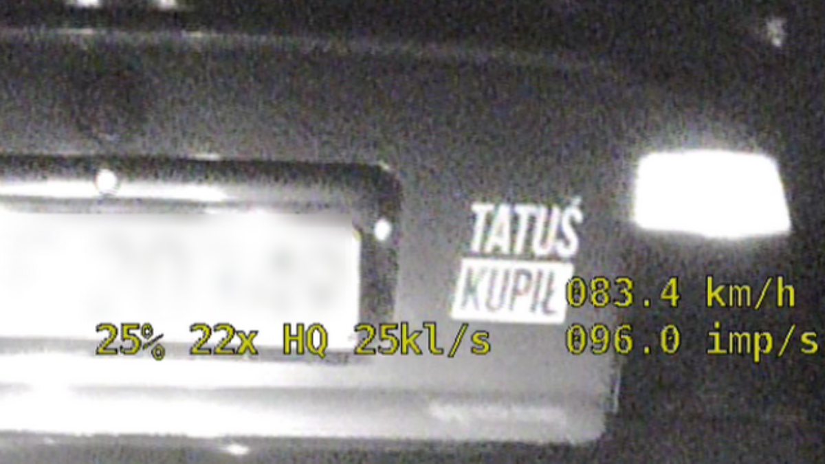 Pędził 180 km/h passatem. Na bagażniku miał naklejkę "TATUŚ KUPIŁ"  - Zdjęcie główne