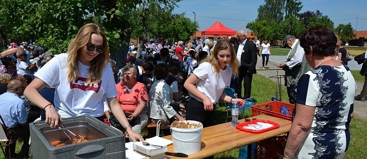 Wielka seniorska biesiada w Wielkopolsce w ogrodach za bazyliką - Zdjęcie główne