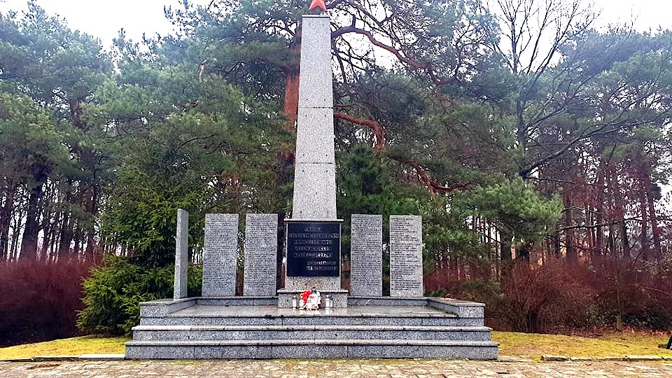 Cmentarz radziecki w Wielkopolsce znów zdewastowany. Celowo w rocznicę wyzwolenia? - Zdjęcie główne