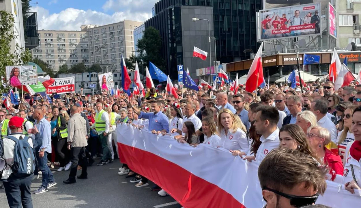 Marsz Miliona Serc z udziałem Wielkopolan. Tłum ludzi idzie ulicami Warszawy [ZDJĘCIA] - Zdjęcie główne