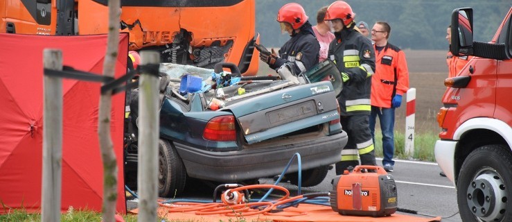 Tragiczny wypadek na 12. Nie żyje kierowca osobówki  - Zdjęcie główne