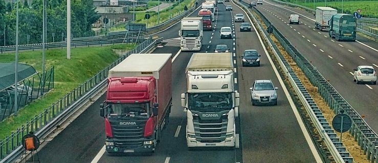 Samochód uderzył w barierki na autostradzie A2. Nie żyje kierowca - Zdjęcie główne