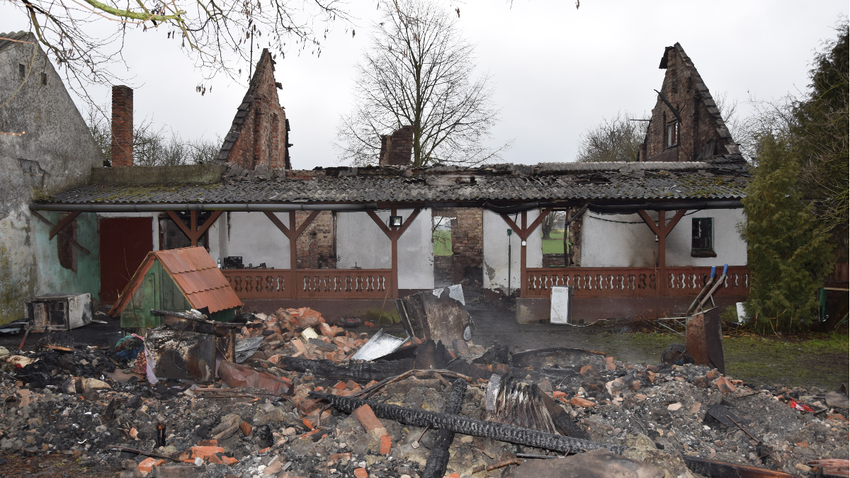 Tragiczny pożar domu jednorodzinnego. Nie żyje 55-latek  - Zdjęcie główne