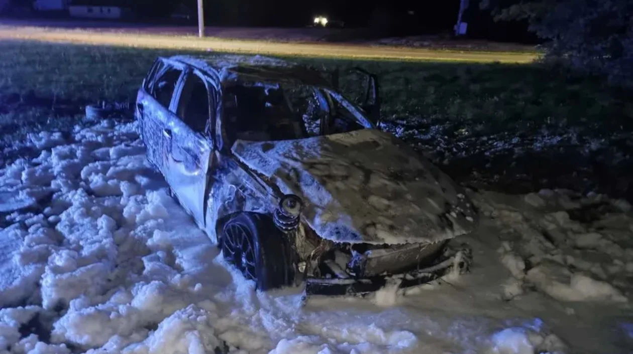 Auto stanęło w płomieniach. Jedna osoba nie żyje. Znamy wstępne okoliczności wypadku pod Ostrzeszowem - Zdjęcie główne