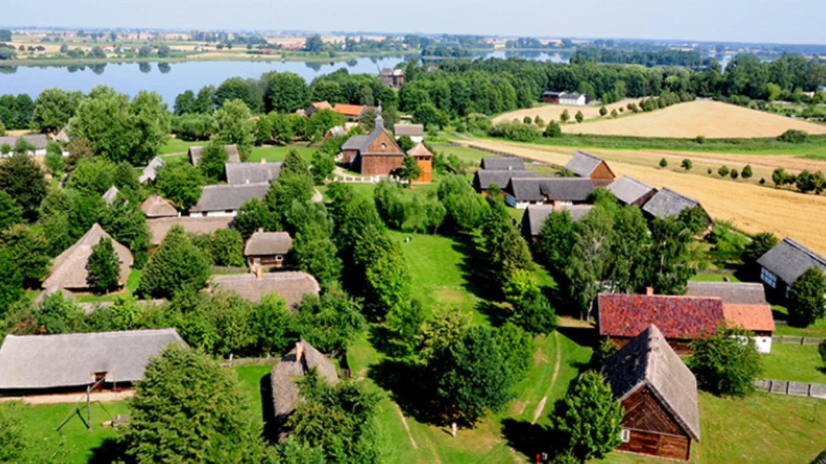 Zwiedzanie z archeologiem, rodzinny spacer i gry terenowe. Wyjątkowe muzeum otwiera sezon