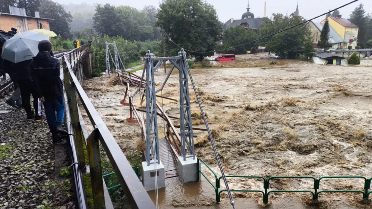 Wielkopolscy strażacy jadą pomagać w walce z powodzią w Kłodzku. Policjanci w gotowości [ZDJĘCIA, AKTUALIZACJA] - Zdjęcie główne