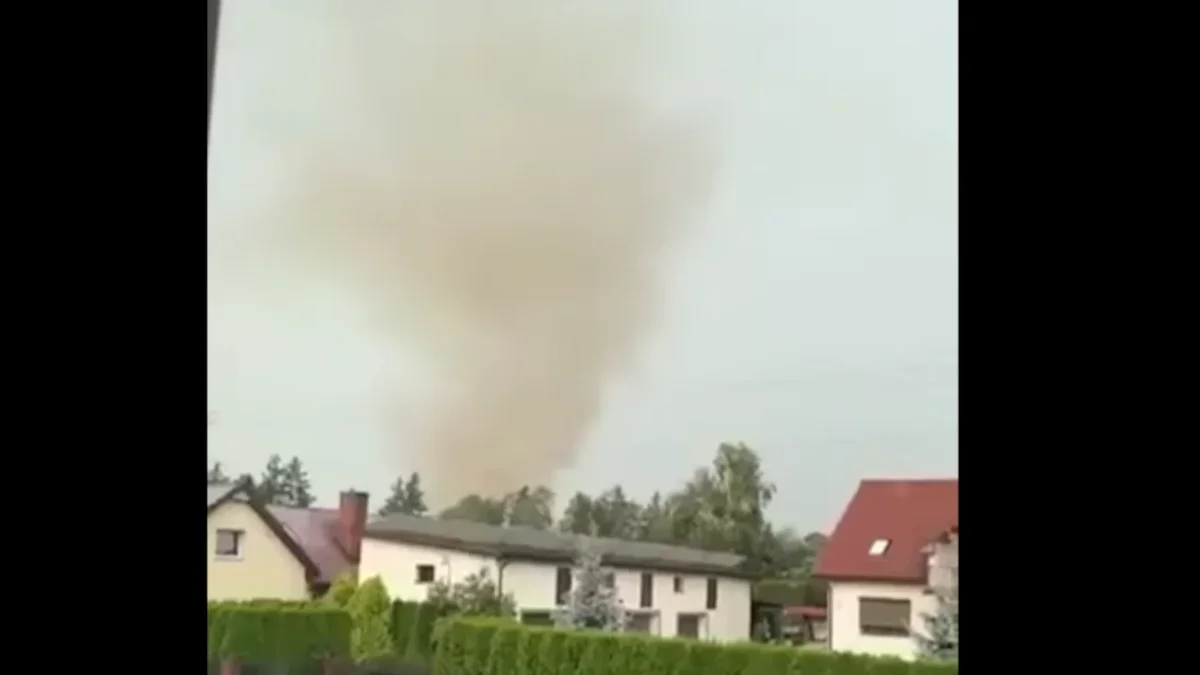 Trąba powietrzna w okolicy Koła. Ponad 50 strażaków usuwało zniszczenia [WIDEO] - Zdjęcie główne