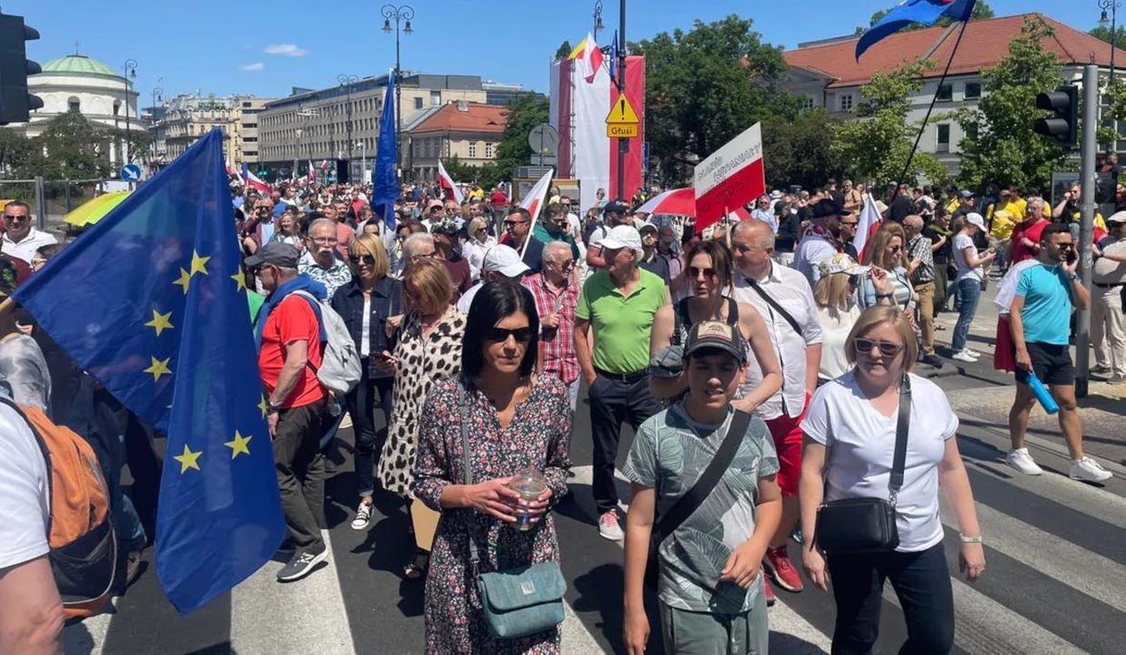 Popierający opozycję Polacy ruszyli do Warszawy na marsz 4 czerwca [AKTUALIZACJA, ZDJĘCIA] - Zdjęcie główne