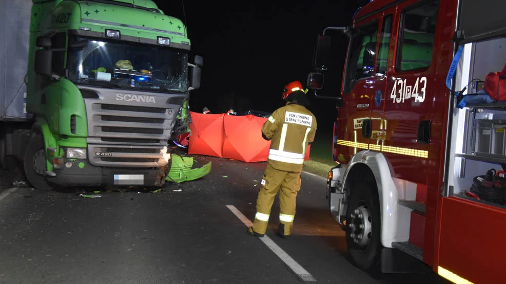 Tragedia na drodze wojewódzkiej 434. Czołowe zderzenie z ciężarówką. Kierowca zginął na miejscu  - Zdjęcie główne