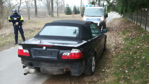 22-latek poruszał się po drodze publicznej samochodem bez tablic rejestracyjnych i elementów wyposażenia zewnętrznego.