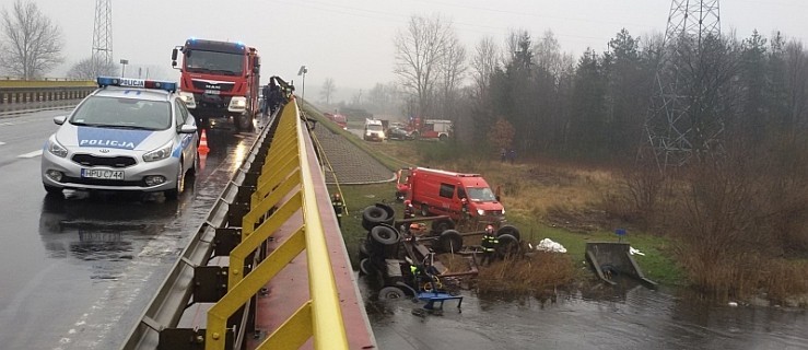 Ciężarówka spadła z mostu do rzeki. W kabinie został kierowca  - Zdjęcie główne