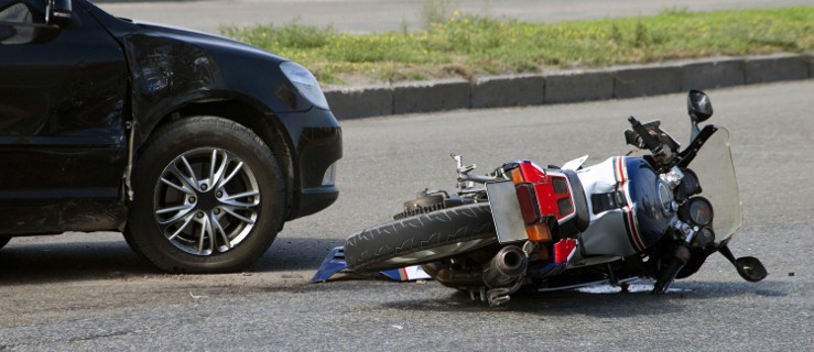Urwane koło z przyczepki przewróciło motocyklistkę - Zdjęcie główne