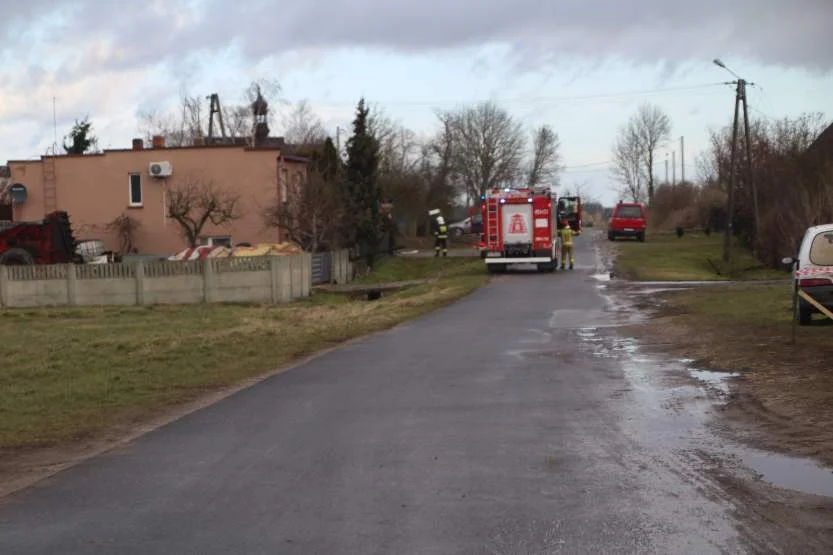 W środku nocy nad Wielkopolską przeszła silna nawałnica niszcząc i zrywając dachy budynków mieszkalnych i gospodarskich. Do akcji skierowano duże siły strażaków 