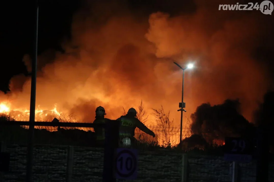 Płonie jedna z firm na terenie Rawicza. Strażacy z kilku powiatów gaszą ogromny pożar [ZDJĘCIA] - Zdjęcie główne
