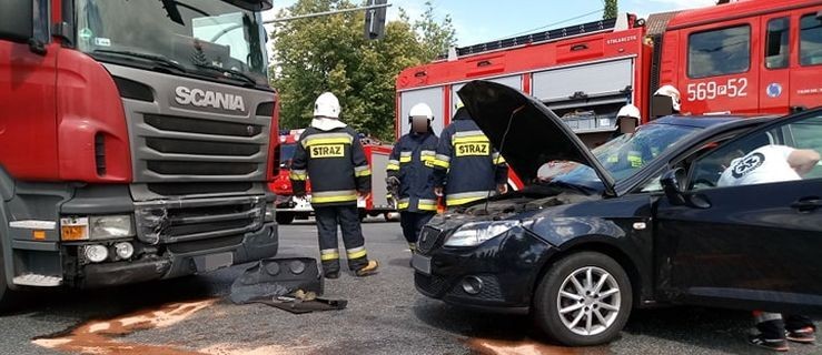 Zderzenie osobówki z ciężarówką. Kolejny wypadek na DK 12  - Zdjęcie główne