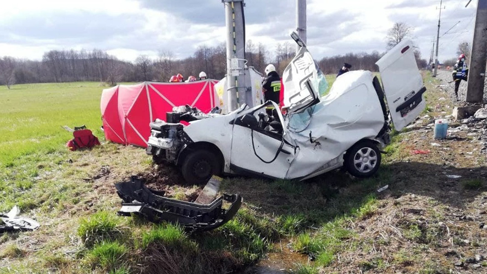 Śmiertelny wypadek na przejeździe kolejowym w Milczu. Zginął młody kierowca samochodu - Zdjęcie główne