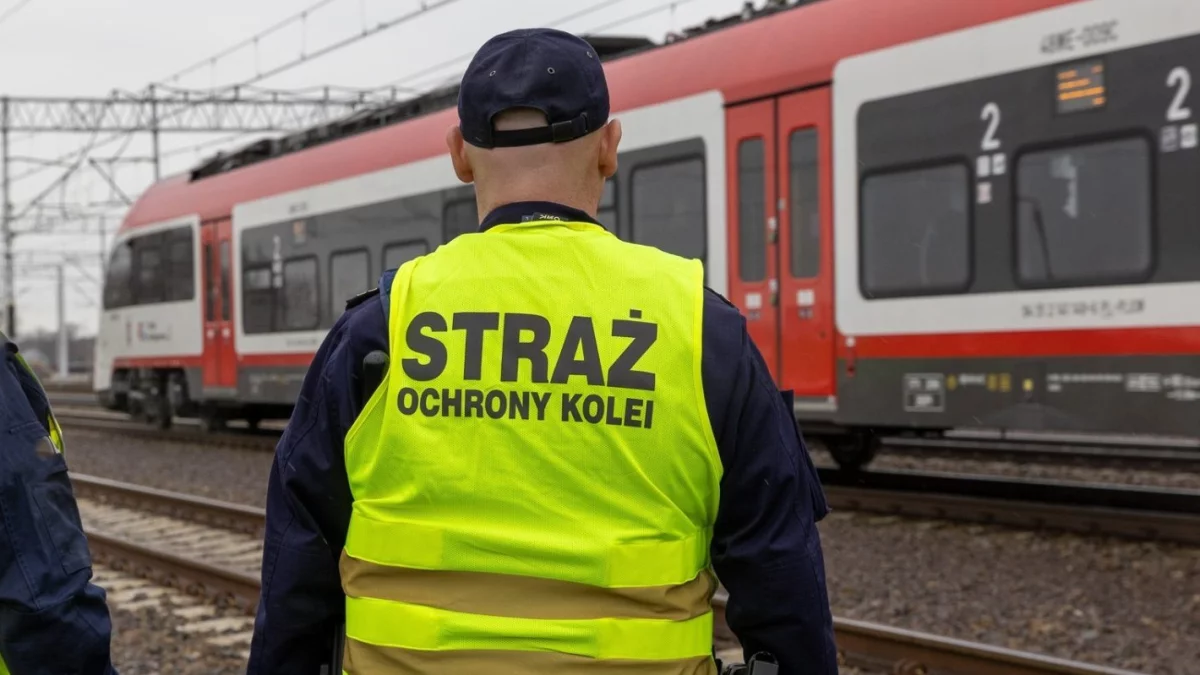 Sekundy od tragedii w Wielkopolsce. Ściągnęli 52-latka z torów!