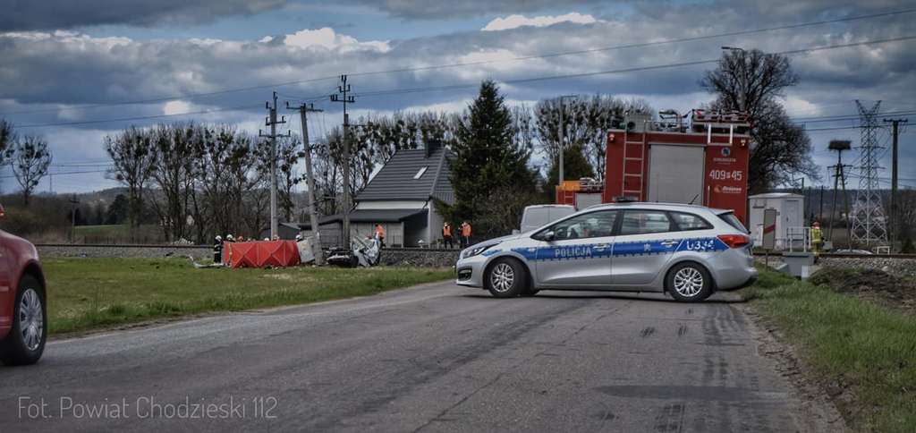 Z nieustalonych przyczyn, na przejeździe kolejowym w Milczu (pow. chodzieski), osobowa dacia wjechała wprost pod pociąg