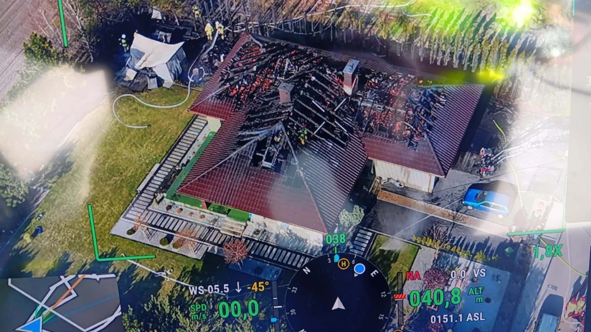 Pożar domu jednorodzinnego. Dwie osoby poszkodowane, na miejscu osiem zastępów straży