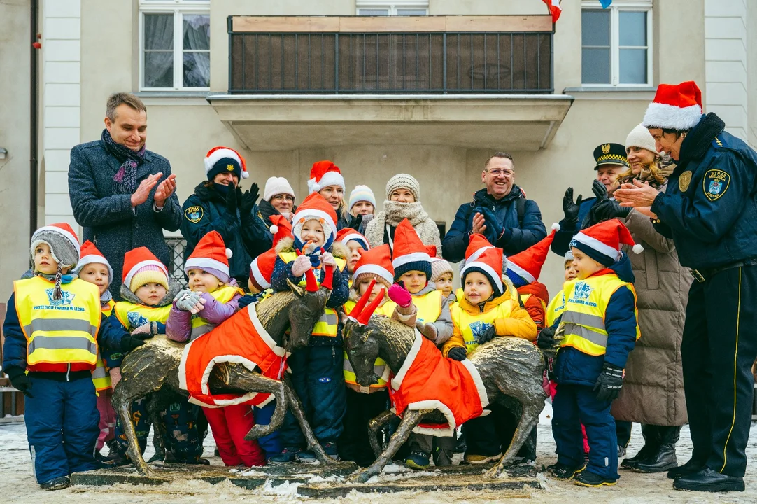 Poznańskie koziołki gotowe na zimę. Przedszkolaki zadbały o ich mikołajkowe ubrania - Zdjęcie główne