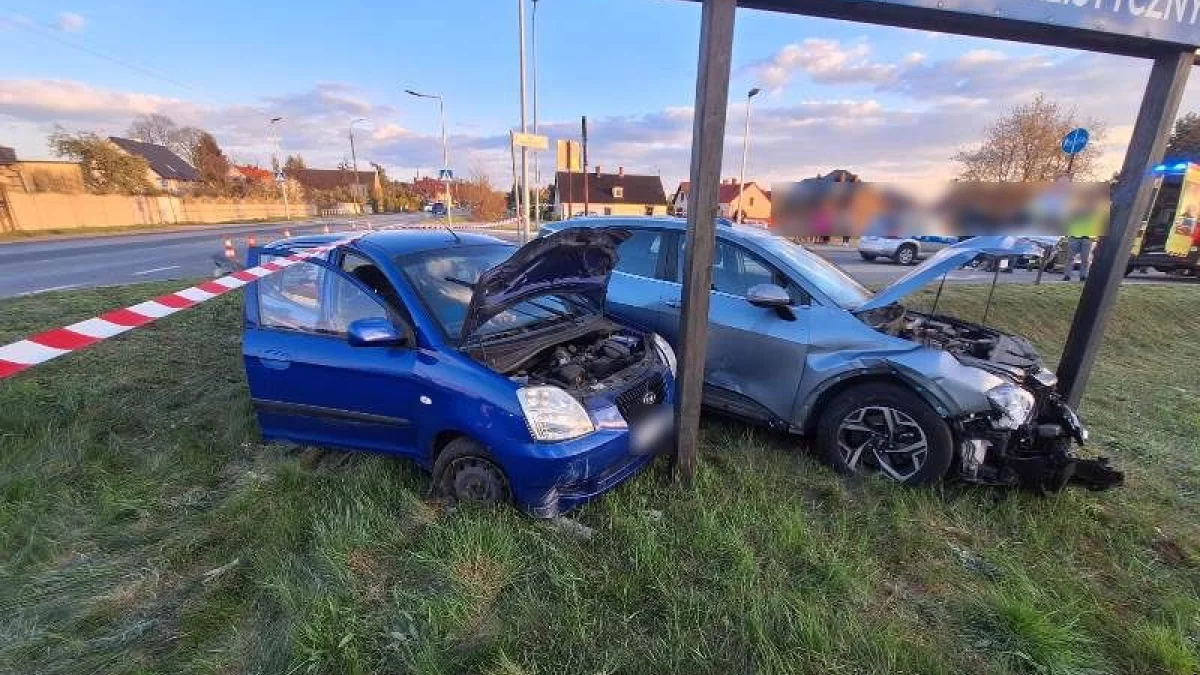 Wypadek z udziałem policyjnego radiowozu. Jedna osoba została ranna [ZDJĘCIA]