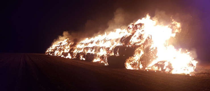 Ogromny pożar słomy w stogach. Kilkanaście jednostek w akcji - Zdjęcie główne