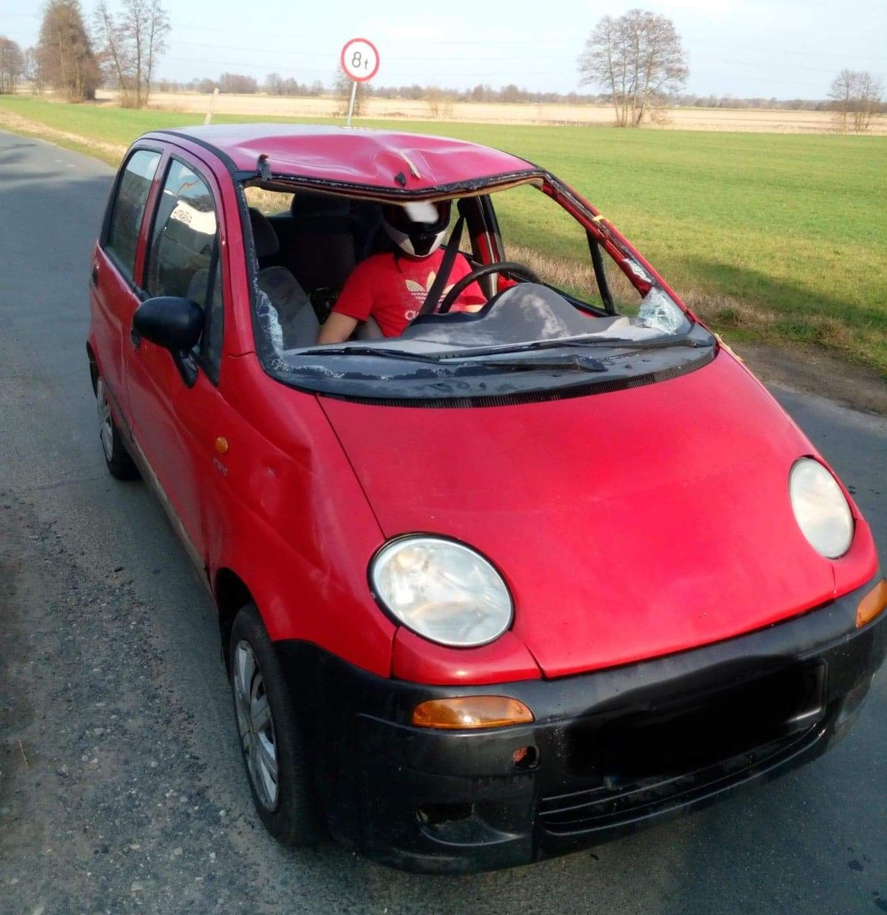 Jechał autem bez przedniej szyby, ale w pasach i kasku na głowie   - Zdjęcie główne