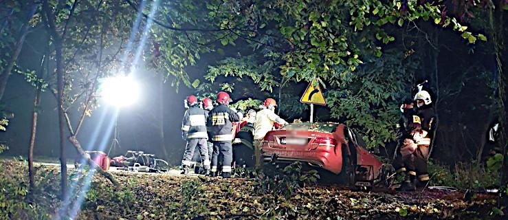 Kierujący mercedesem uderzył w drzewo. Mężczyzna zginął na miejscu - Zdjęcie główne