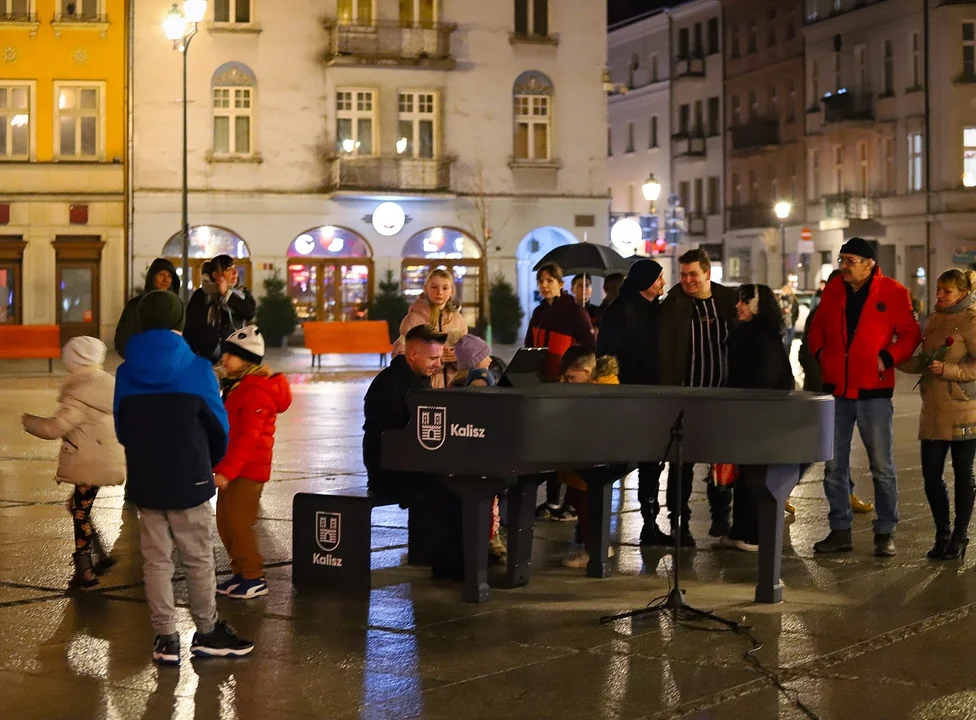 Fortepian na Rynku w Kaliszu. Można na nim grać - Zdjęcie główne