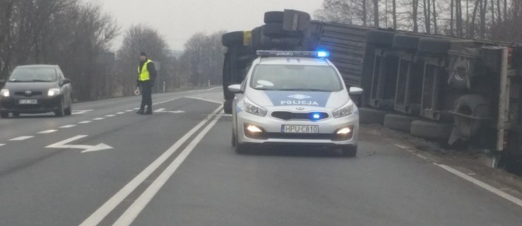 Załapał pobocze. Leży na DK 11 i blokuje przejazd - Zdjęcie główne