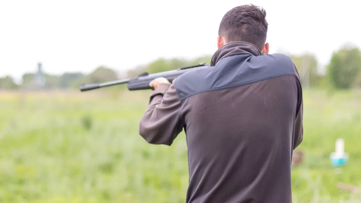 Tragedia na działkach. Mężczyźnie puściły nerwy, chwycił za broń i zastrzelił zwierzę