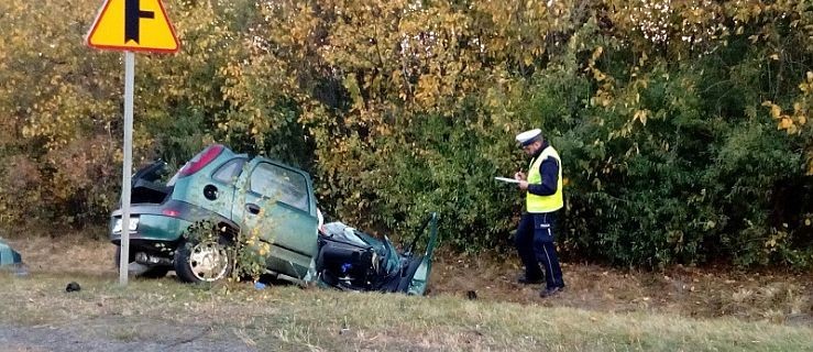 Zderzenie osobówki z cysterną. Nie żyje kierowca opla  - Zdjęcie główne