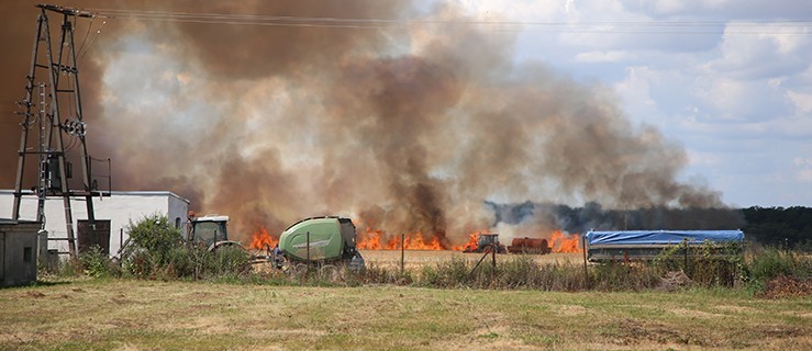 Pożar na polu. Kombajn przewrócił słup energetyczny  - Zdjęcie główne