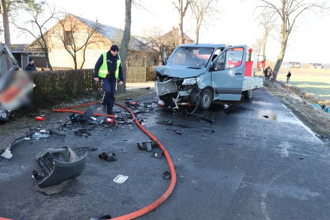 58-letni kierowca samochodu marki Fiata  zjechał na przeciwległy pas drogi i zderzył się z prawidłowo jadącym samochodem dostawczym