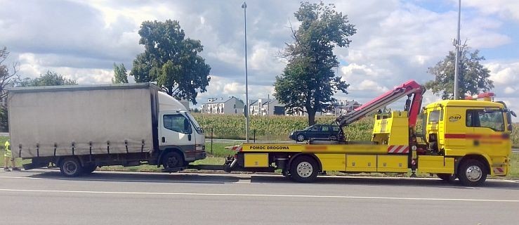 Bardzo ciężki bus z bliźniaczymi kołami zatrzymany przez inspektorów  - Zdjęcie główne