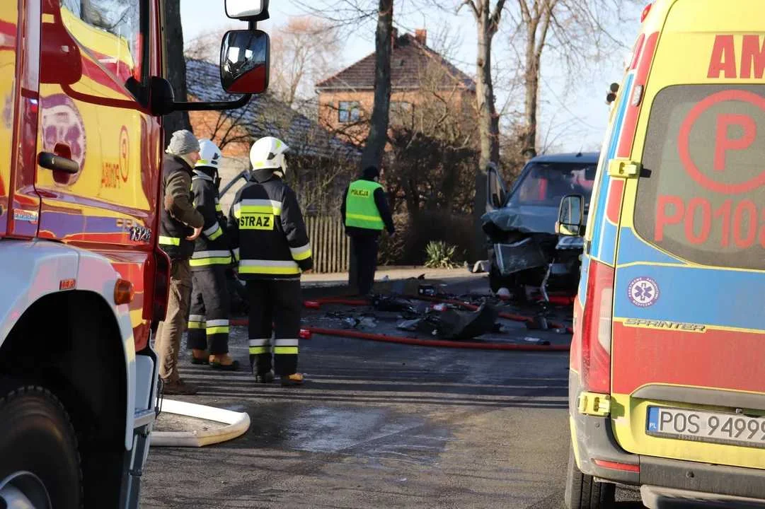 58-letni kierowca samochodu marki Fiata  zjechał na przeciwległy pas drogi i zderzył się z prawidłowo jadącym samochodem dostawczym