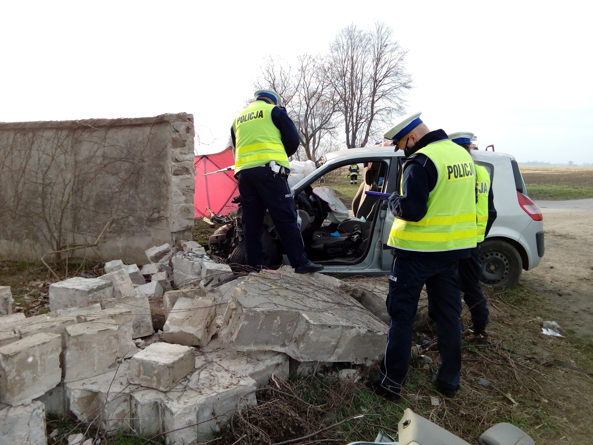 Tragiczny wypadek pod Śremem. Nie żyją dwie osoby - Zdjęcie główne